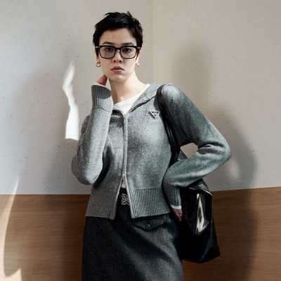 婉甸2025年冬季新品岩石灰/安可拉红连帽毛织开衫1244W29GS3