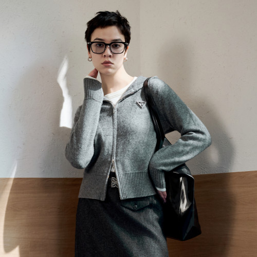 婉甸2025年冬季新品岩石灰/安可拉红连帽毛织开衫1244W29GS3