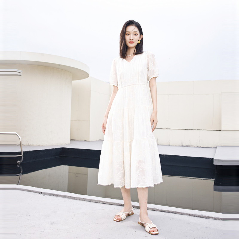 婉甸2025夏季新品米白水溶绣V领连衣裙1242N64QY5