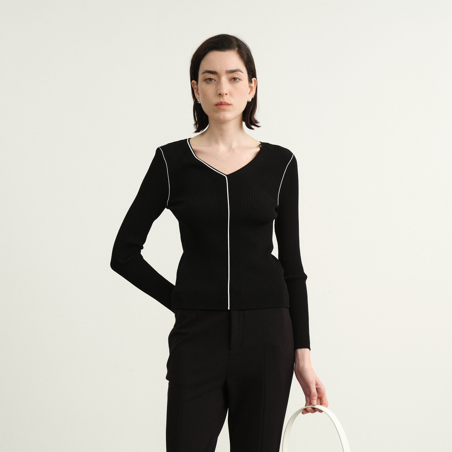 婉甸2025年秋季新品耀石黑V领毛织套头衫1243W21GL2