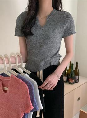 灰色短袖T恤夏季薄款2024新款设计感甜辣妹修身短款针织v领上衣