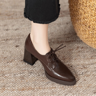 巨显高复古棕色深口小皮鞋女英伦尖头真皮系带粗跟小个子高跟单鞋