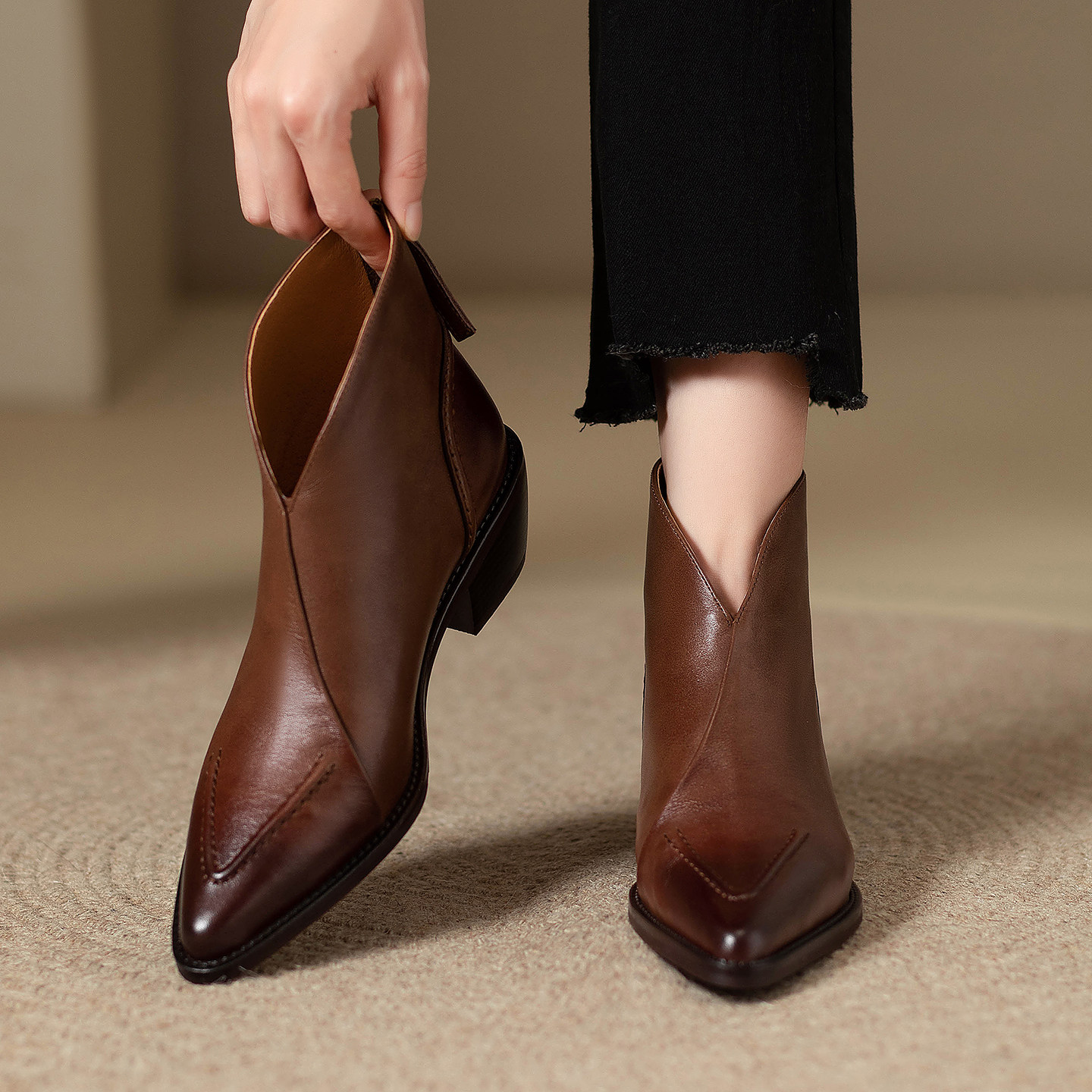 2025秋冬英伦风复古马丁靴女短靴法式通勤瘦瘦靴尖头擦色切尔西靴