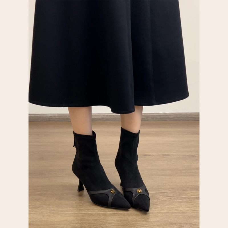 英伦风黑色尖头瘦瘦靴女冬季中跟金属装饰山茶花马丁靴显瘦短靴女