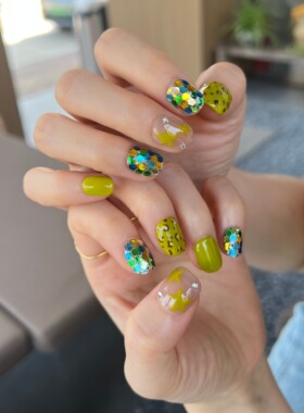 HESASA|泫雅风星星牛油果色短款豆豆美甲撞色亮片纯手工穿戴甲