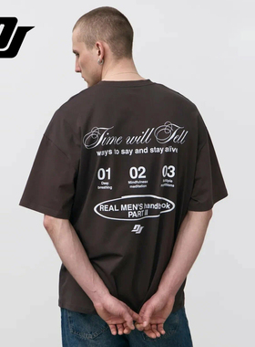 DJAY深棕简约短袖男背后文字印花宽松 T 恤日常出街休闲上衣