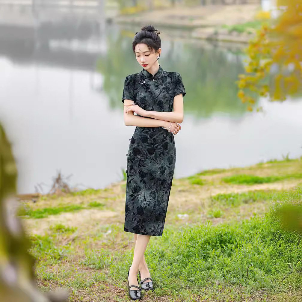 2026年春夏新款旗袍八扣改良少女传统老上海扎染植绒日常礼服女装