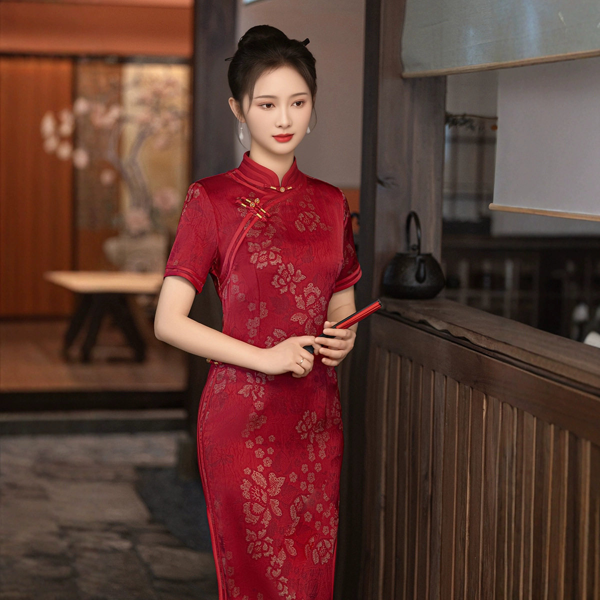 新款红色气质旗袍2026春夏款手抓绉包金花长款礼服生日宴会连衣裙