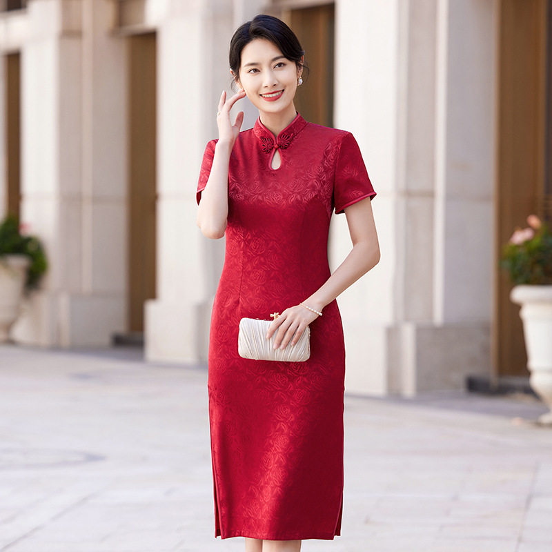 2026年夏季新款改良酒红喜婆婆旗袍复古中式妈妈装素雅显瘦日常可