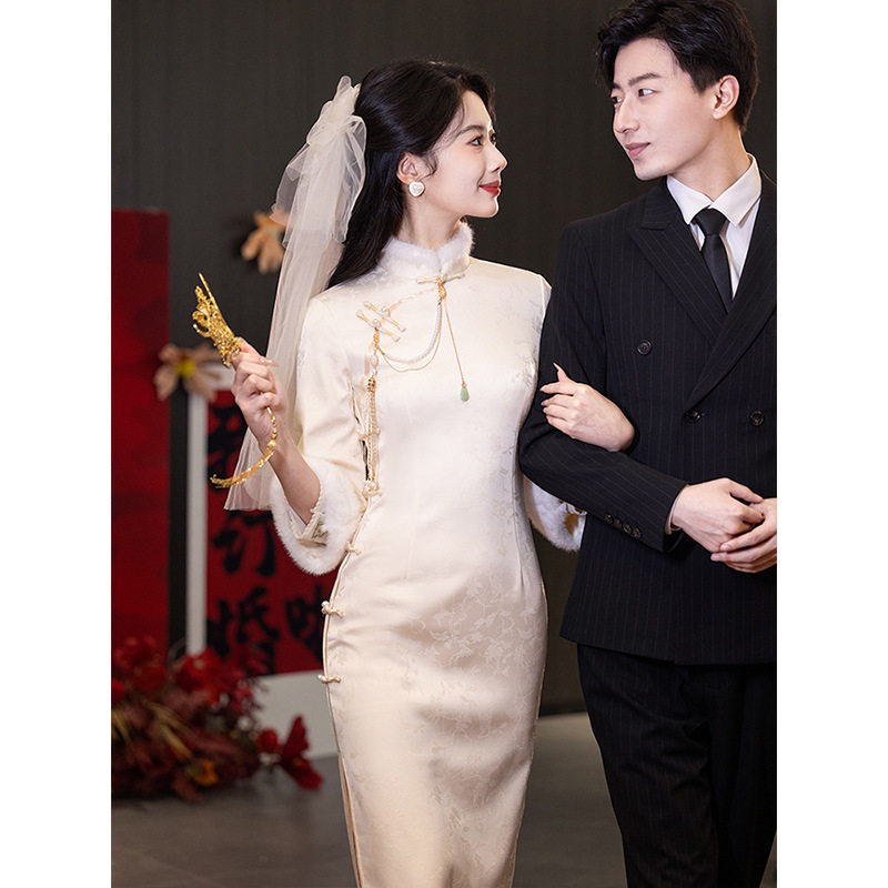 白色旗袍2026春款中式订婚领证登记礼服冬季加绒小白裙回门女长袖
