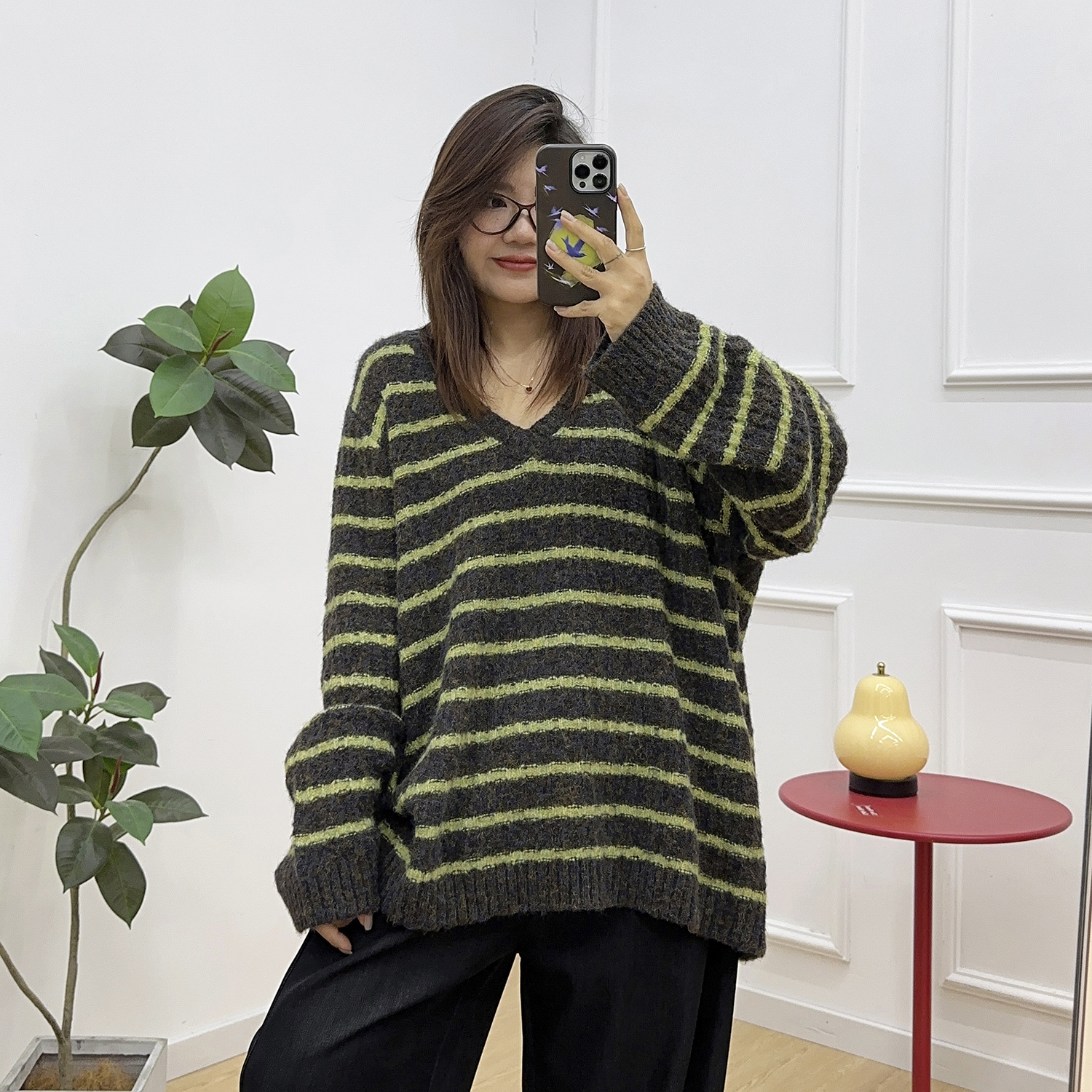 撞色条纹V领胖妹妹毛衣