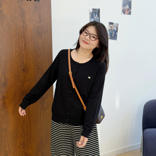 宛宛大码女装胖mm简约纯色两穿针织开衫秋新款长袖圆领外套松弛感