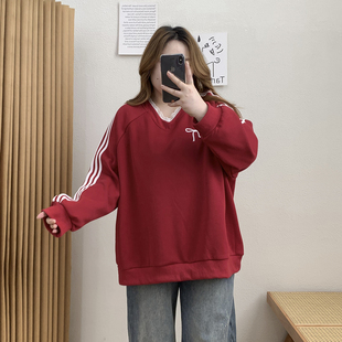 宛宛大码 设计感V领卫衣女春秋胖mm休闲慵懒宽松蕾丝边三条杠上衣