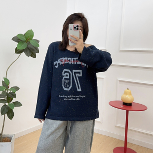 宛宛大码美式复古字母印花斜肩针织衫女秋季胖MM宽松显瘦漏肩毛衣
