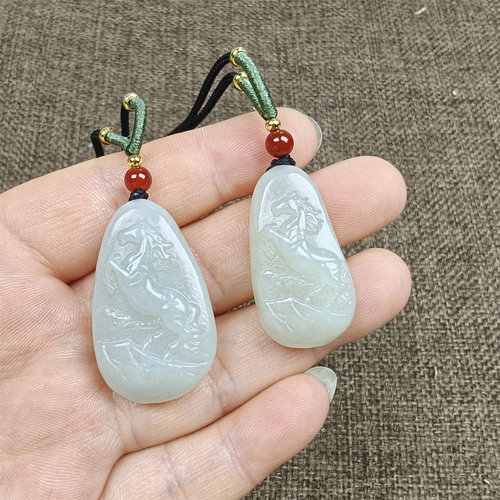 天然和田玉雕刻生肖马挂件吊坠