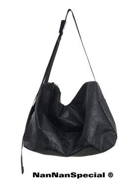 NanNanS黑鸦 大容量斜挎包包袋男女通勤百搭休闲运动健身旅行原创