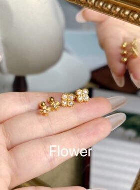四叶草花朵锆石钛钢耳钉时尚百搭迷你小巧简约不用摘养耳朵耳环