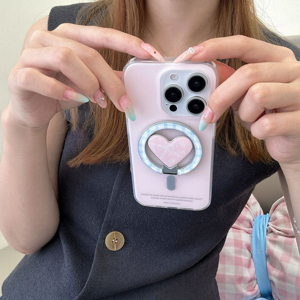 电镀粉蓝蝴蝶结爱心折叠磁吸支架适用于苹果16promax手机壳iPhone15pro保护套14/13