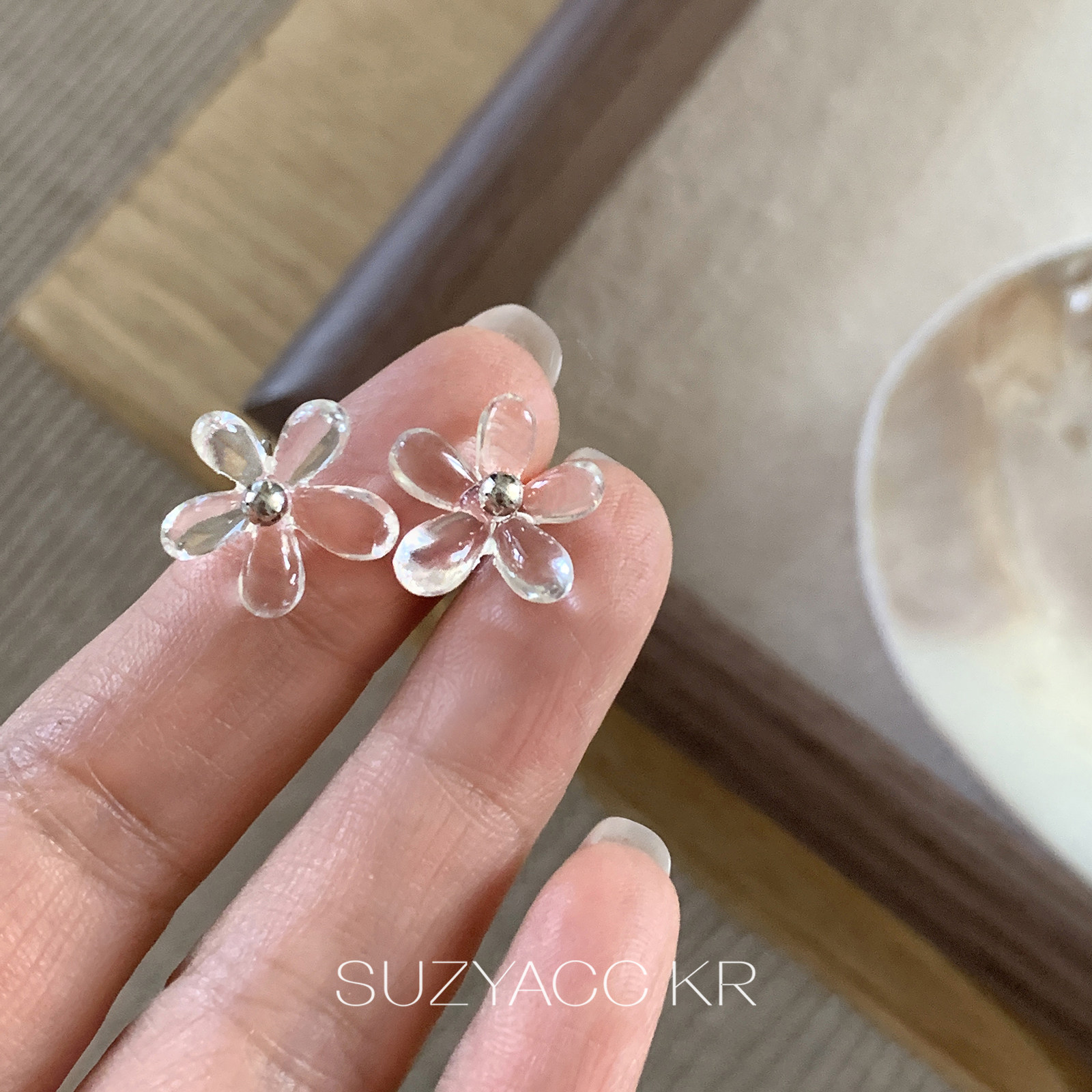 suzyacc kr夏日清透亚克力花朵耳环度假风耳饰简约百搭通勤耳钉女