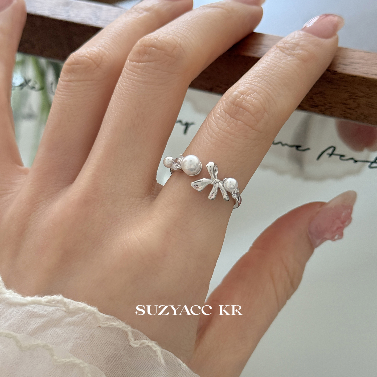 suzyacc kr小众设计蝴蝶结珍珠水钻开口戒指气质轻奢高级感食指戒