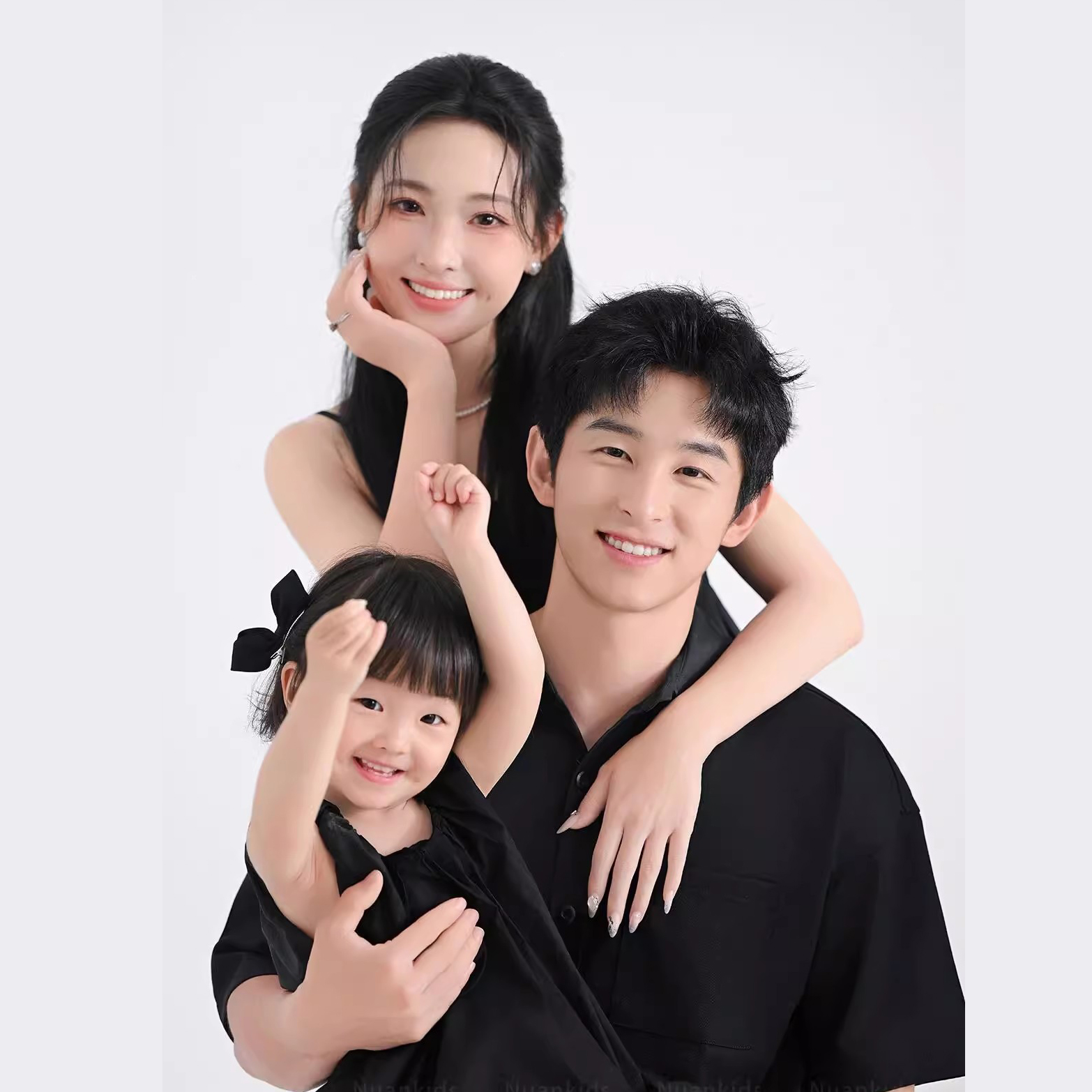 黑色系出租拍照周岁三口亲子装
