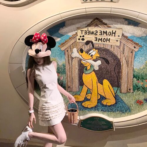 纯色下摆木耳边无袖连衣裙