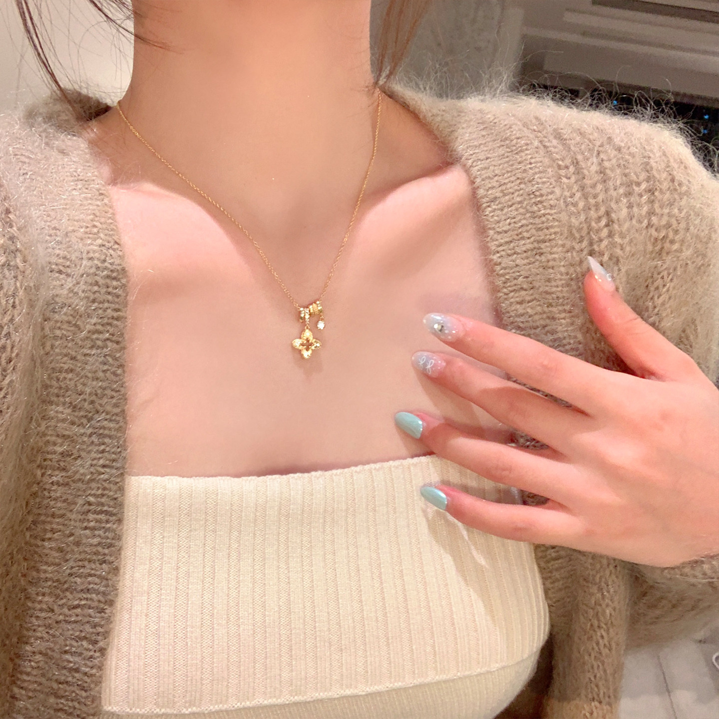 闪锆金色镂空花朵吊坠项链女2025新款爆款轻奢高级气质毛衣链配饰,饰品/流行首饰/时尚饰品新,项链,淘宝优惠券,粉丝福利购,淘宝优惠卷