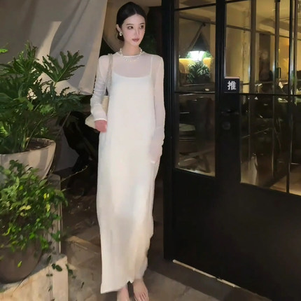 法式白色连衣裙御姐穿搭开春长袖女吊带裙海边度假高级感气质长裙