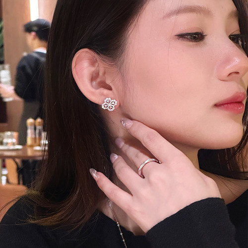 蜜蜂妈银色满钻四叶草耳钉女