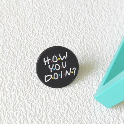 老友记周边英文字母纪念徽章 圆形烤漆简约百搭包包挂件金属别针