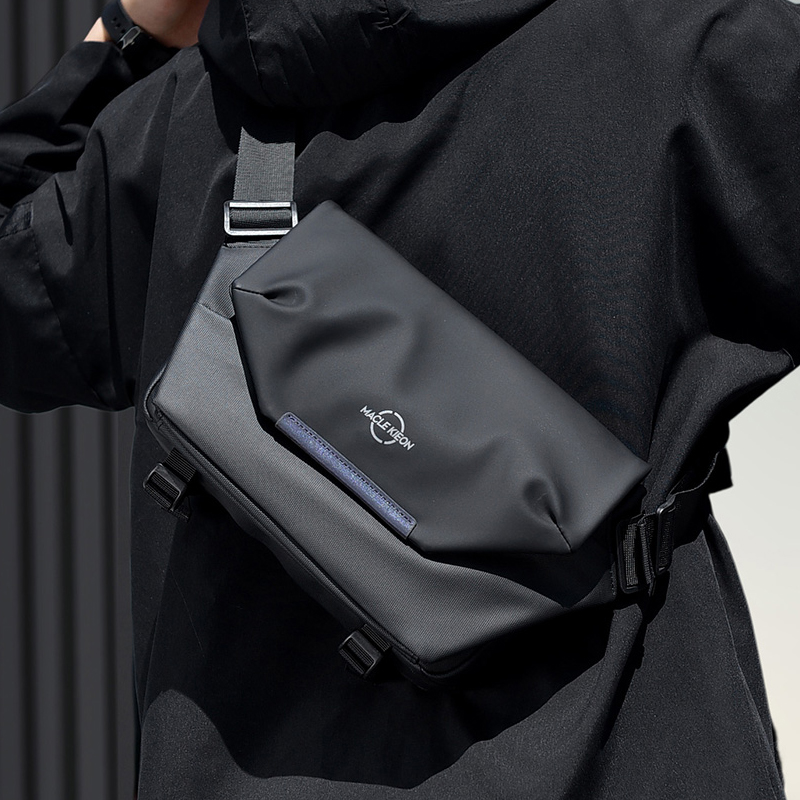 機能風休閑包蓋式斜挎包機車潮包