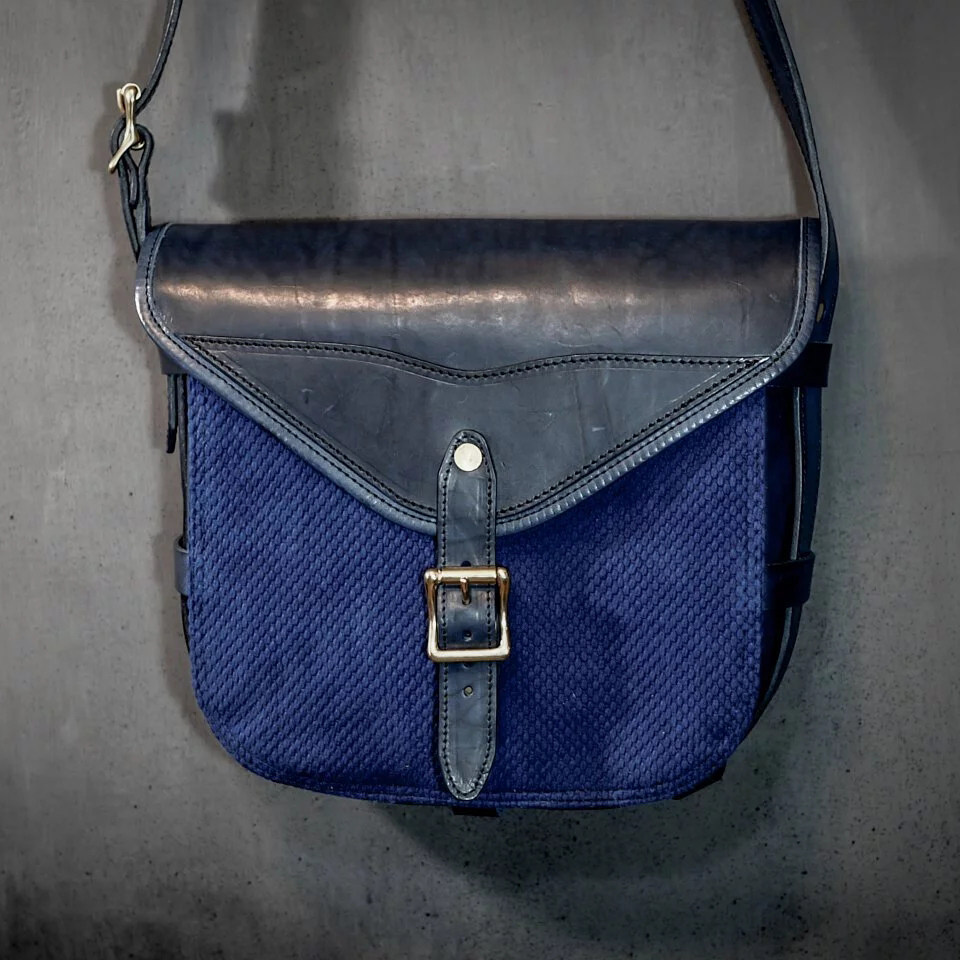 HEYOU复古植鞣牛皮旅人马鞍肩背包斜挎包男台湾手工制蓝色单肩包