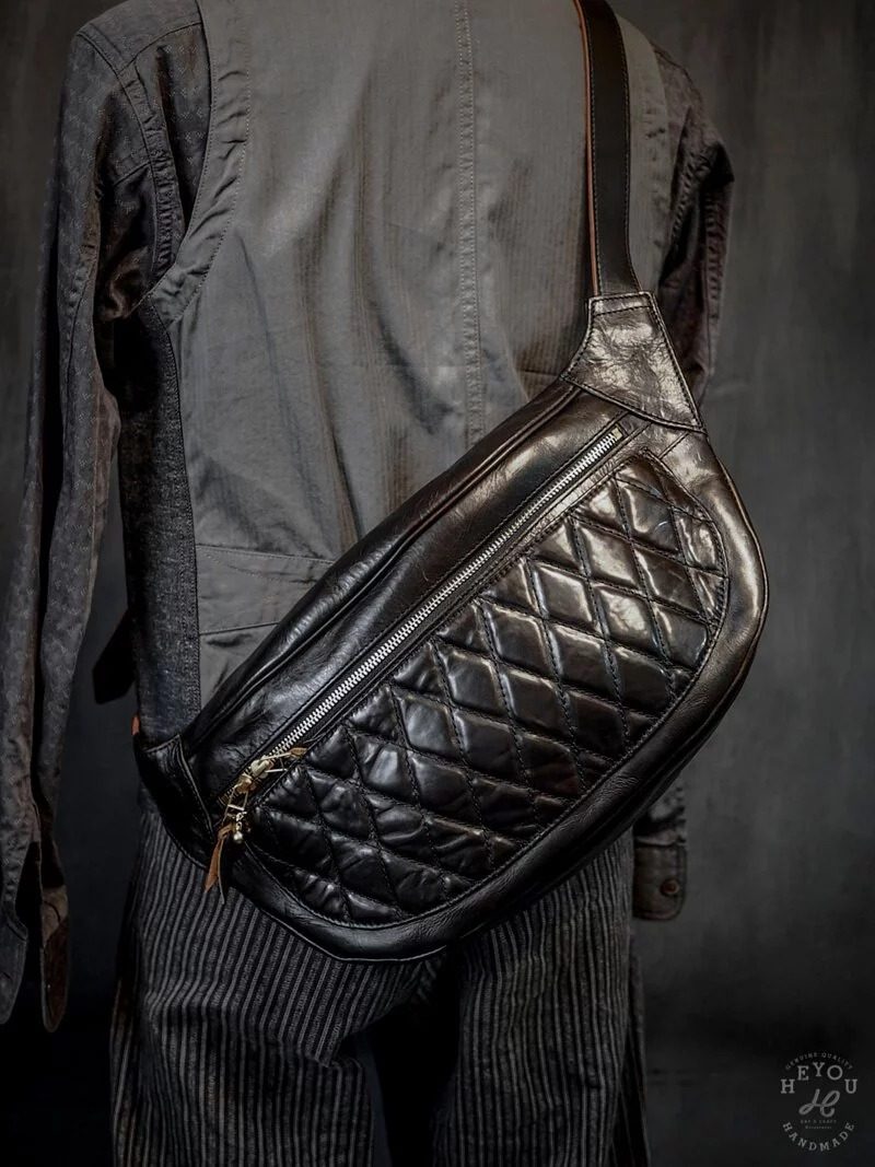 台湾手工制HEYOU黑色茶芯植鞣牛皮革斜挎包 单肩包男复古质感轻奢