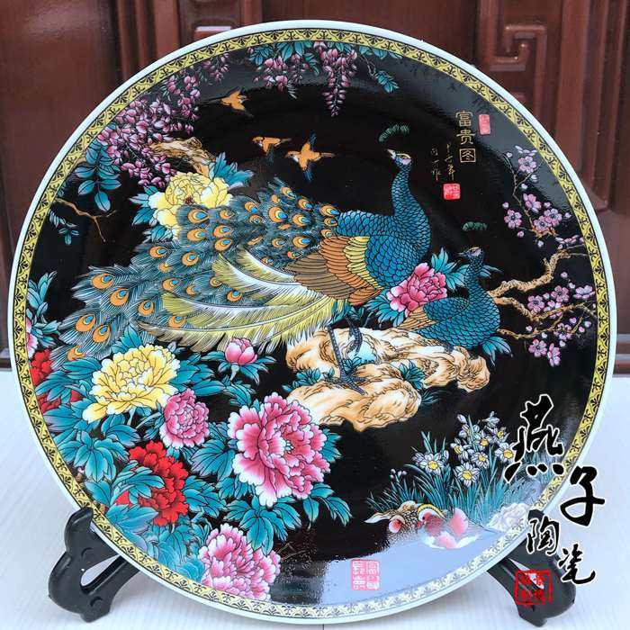 훌륭한 가치 JINGDEZHEN 세라믹 페인트 장식 도자기 접시 중국어 매달려 접시 검은 바닥 공작 앉아 접시 벽 장식 접시 장식품