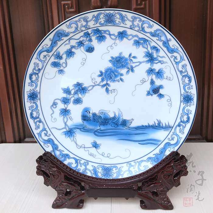 훌륭한 가치 JINGDEZHEN 도자기 파란색과 흰색 장식 도자기 접시 앉아 접시 교수형 접시 만다린 오리 물놀이 거실 장식품