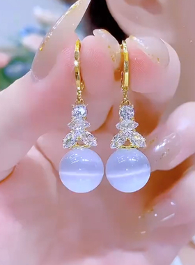 白色精致猫眼石镶钻球球耳扣新款S925纯银针耳环港风时尚轻奢耳饰