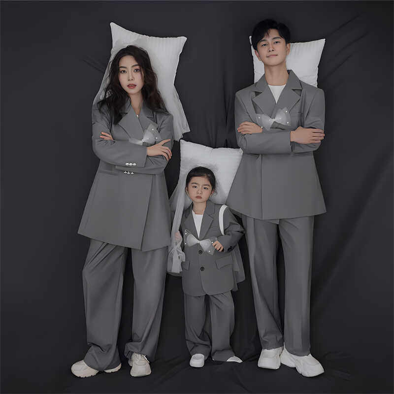 影楼新款亲子摄影主题时尚画报西装婚纱照相杂志风高级感三口服装