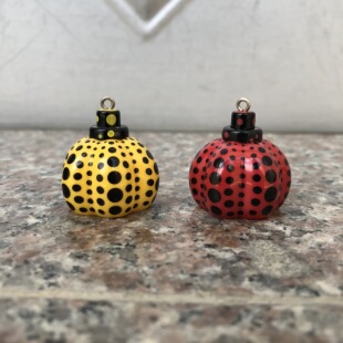 正版散货 草间弥生Lammfromm 限量南瓜波点裂纹手机包包挂件挂饰