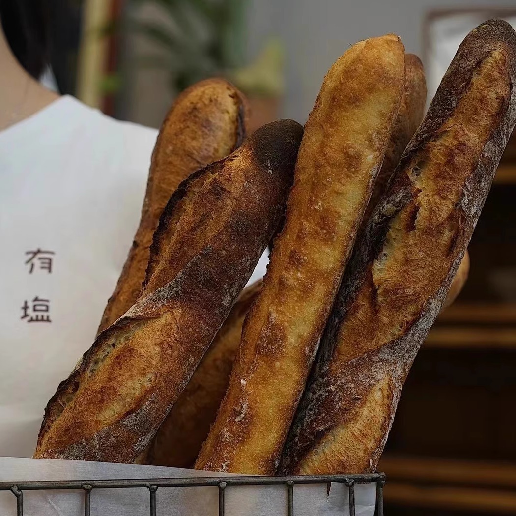 有盐法棍小麦粉.盐，水