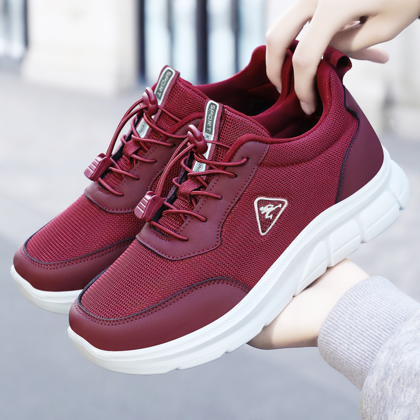 啄木鸟鞋子女鞋秋冬老人鞋防滑加厚中老年健步鞋软底动休闲妈妈鞋