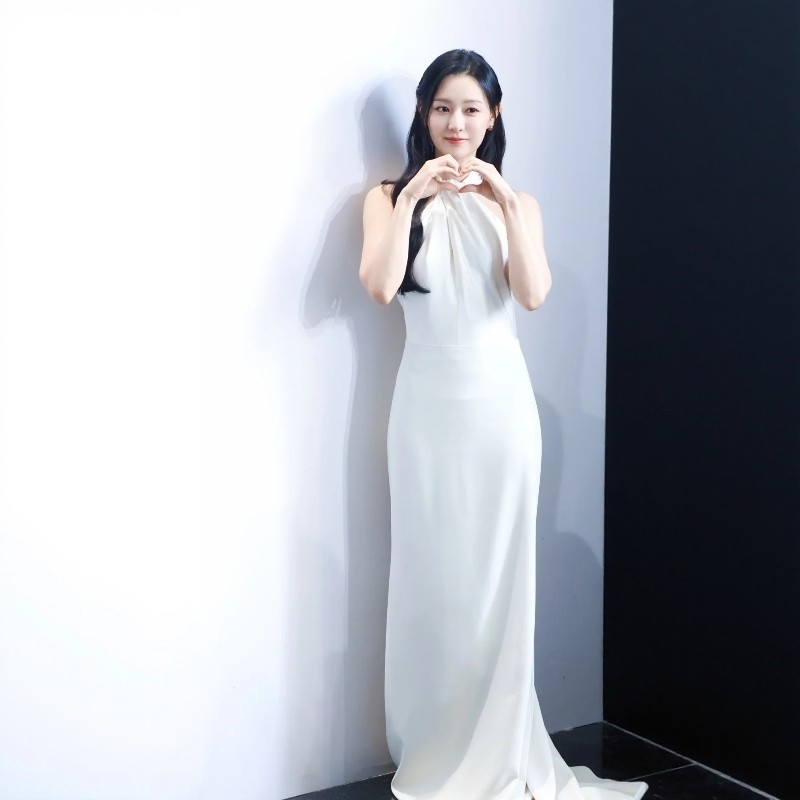 高级感白色褶皱挂脖礼服宴会名媛