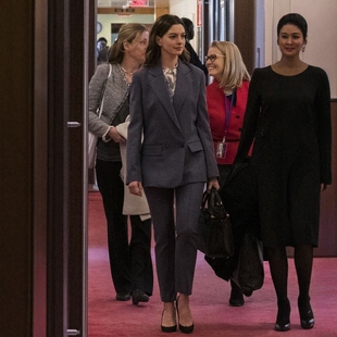 安妮海瑟薇宴会同款灰色西服外套+紧身九分裤利落飒爽职场风穿搭