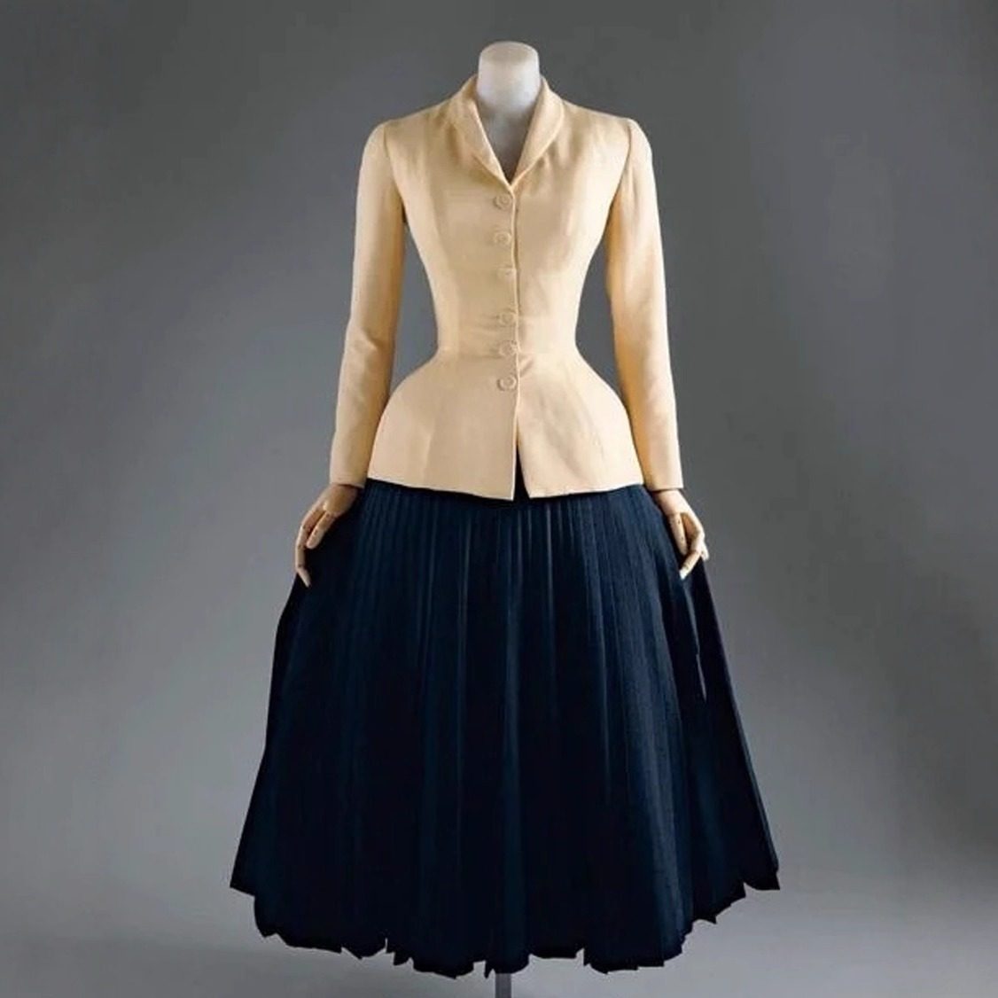 秋冬新款时髦宫廷风浅黄色掐腰西装外套+黑色百褶半裙百搭套装女