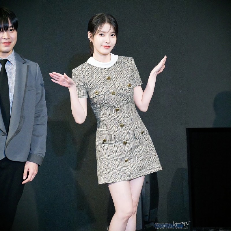 苦尽柑来李知恩同款浅咖色连衣裙女短款修身英伦风优雅大方夏季
