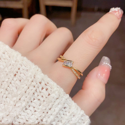 撤柜小巧时尚轻奢设计感扭圈方钻戒指女小众气质个性高级感食指戒