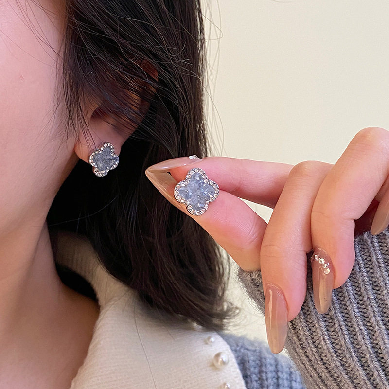 德国超仙蓝色碎钻四叶草耳环女夏季新款小清新高级感精致轻奢耳饰