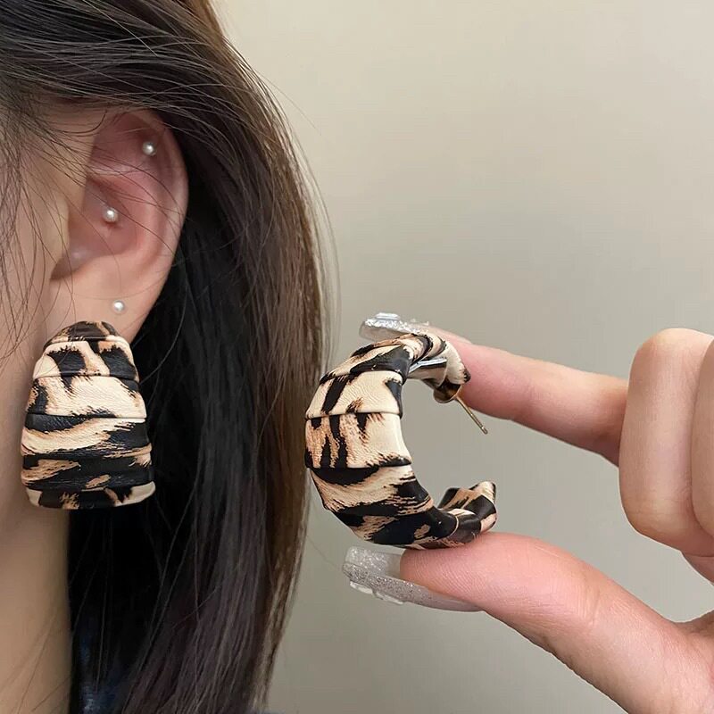 撤柜欧美豹纹C形皮革耳圈高级感轻奢小众个性耳环复古百搭潮酷耳