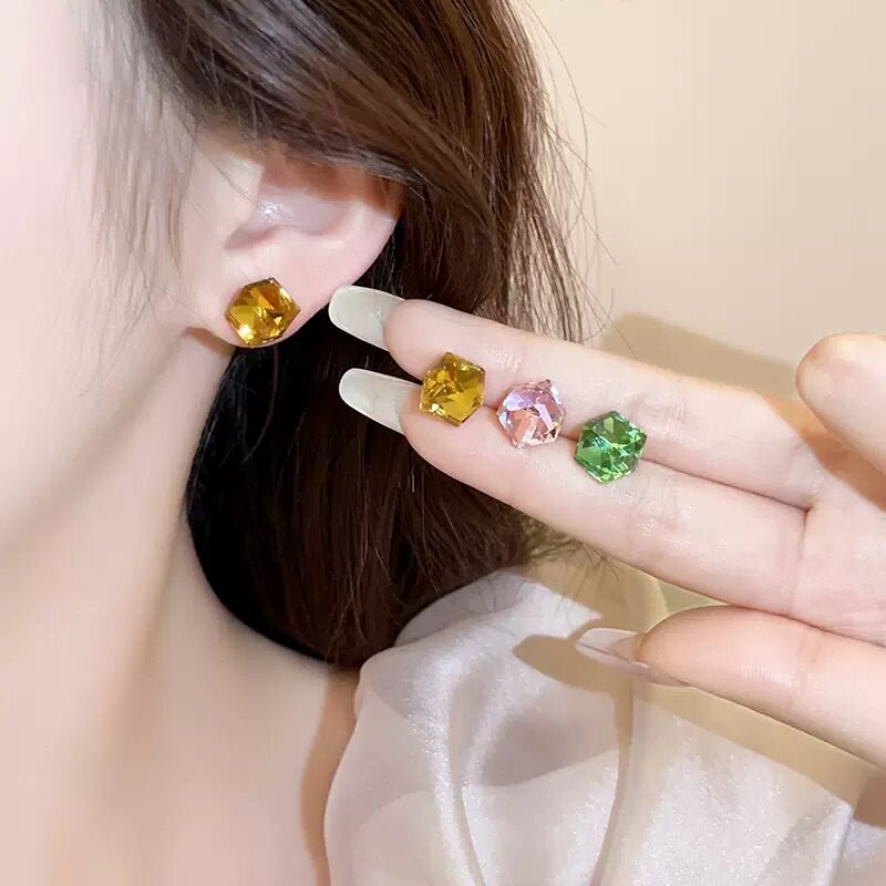 撤柜简约小巧方形水晶耳钉女时尚精致小众耳环几何百搭可爱潮耳饰