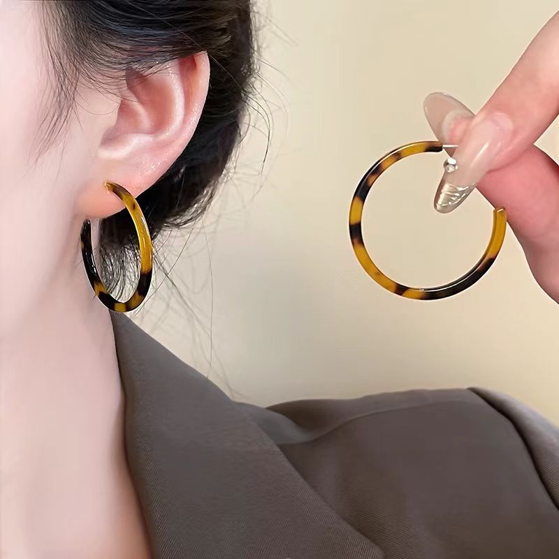 德国新款豹纹琥珀色耳圈女复古港风小众设计耳环轻奢高级感耳饰品