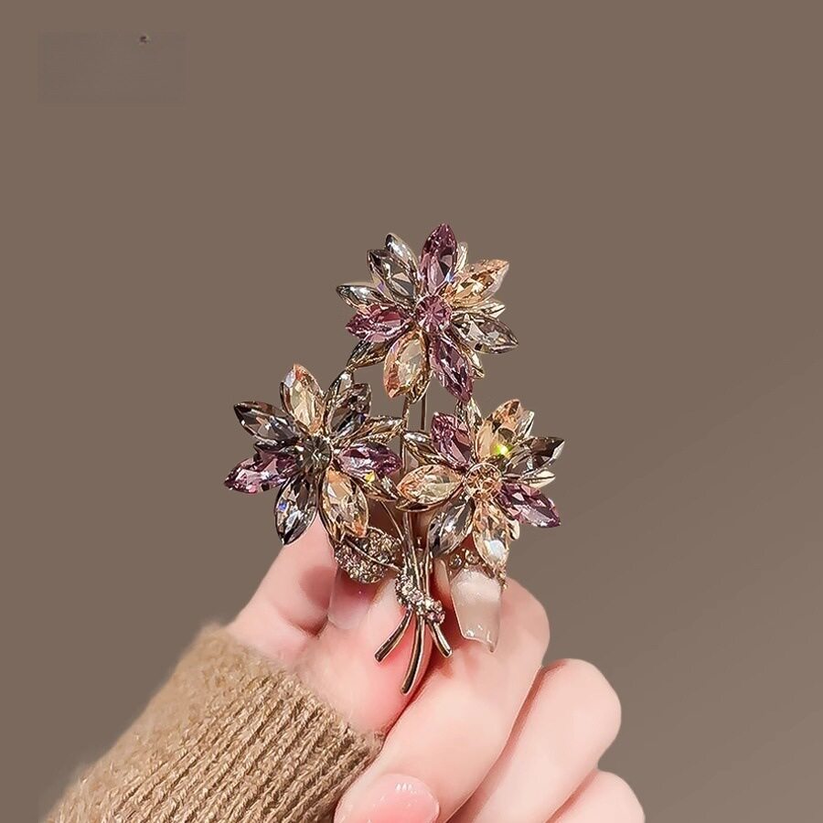 撤柜高级感时尚百搭花朵胸针女韩版简约超闪精致胸花大衣礼服复古